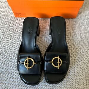 BNIB Hermes Ilot Noir Sandal with Gold Hardware